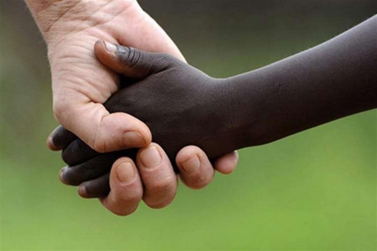 Adozioni in crisi: il numero delle coppie di “aspiranti” genitori è dimezzato