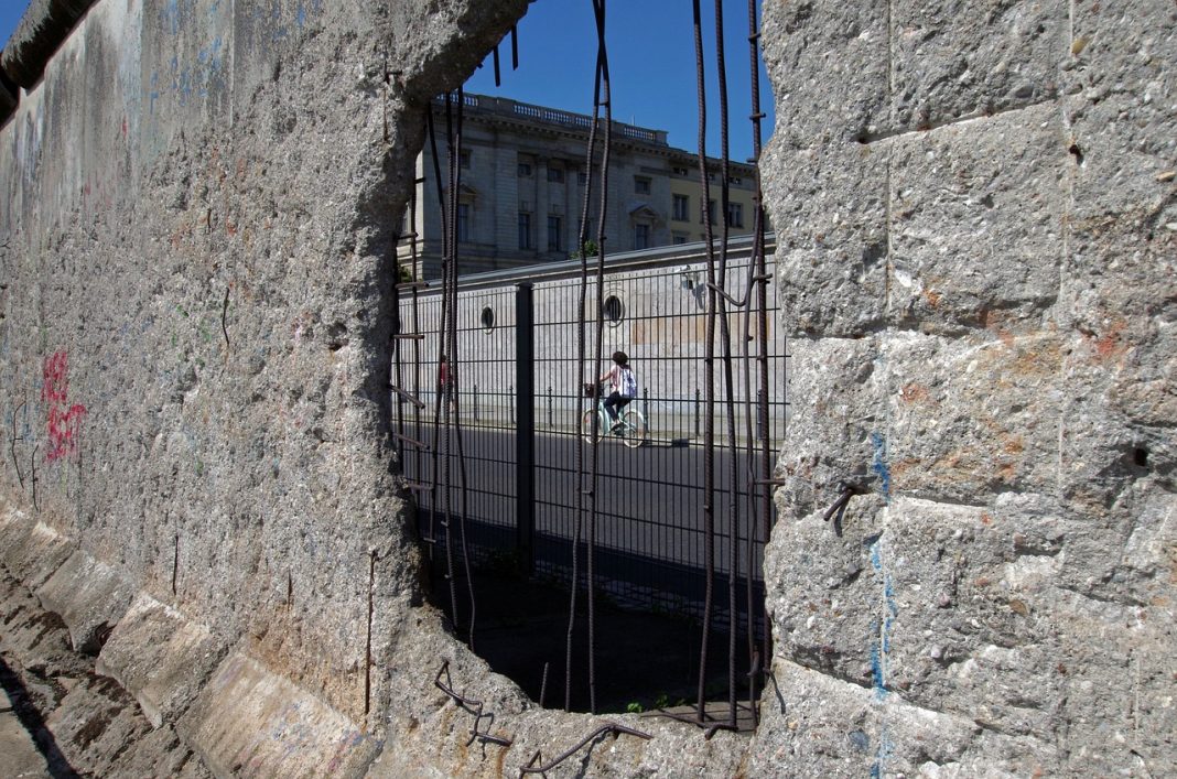wall-3265883_1280