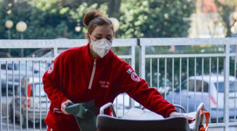 Coronavirus, SMI: “Noi medici non abbiamo mascherine nè guanti. Le Regioni non sono in grado di adeguarsi”