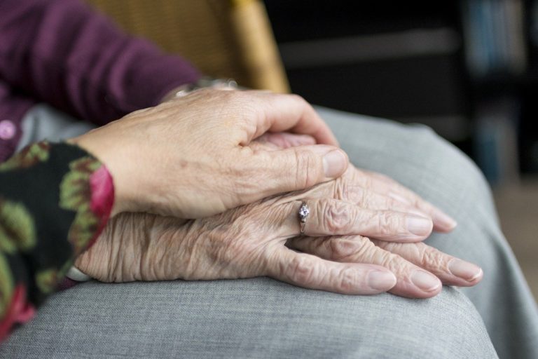 Malati patologici, anziani, poveri in quarantena. Quali sono i rischi e come aiutarli