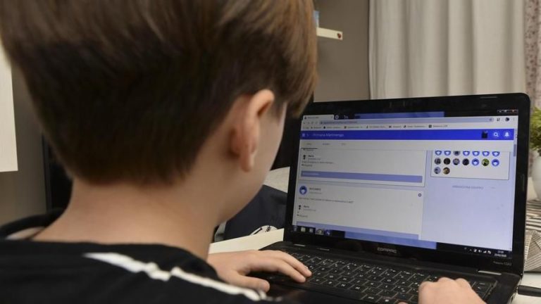 La “scuola digitale” è debole. Solo 1 su 10 è connessa a banda ultra larga