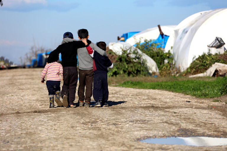 Migranti bloccati nelle isole greche: serve aiuto ai bambini