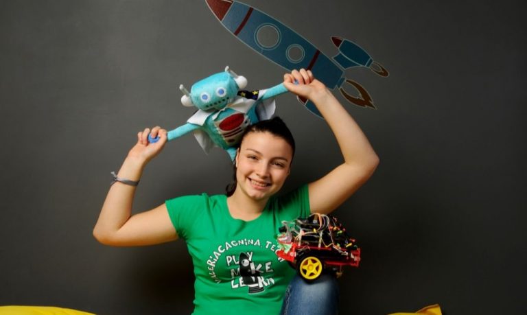 Imprenditrice a 17 anni, insegna a costruire robot. La storia