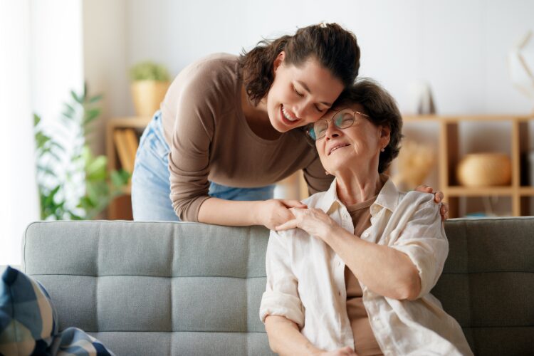 I costi nascosti della cura e il difficile riconoscimento dei caregivers familiari
